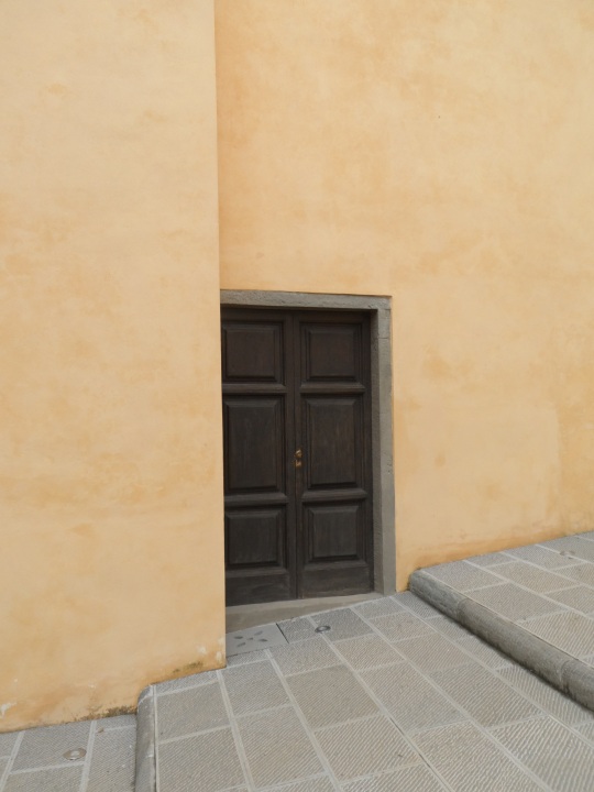         Casa Pascoli  Castelvecchio Pascoli          di Barga (LU)        Porta adiacente la   Cappella dove  giace             il  Poeta